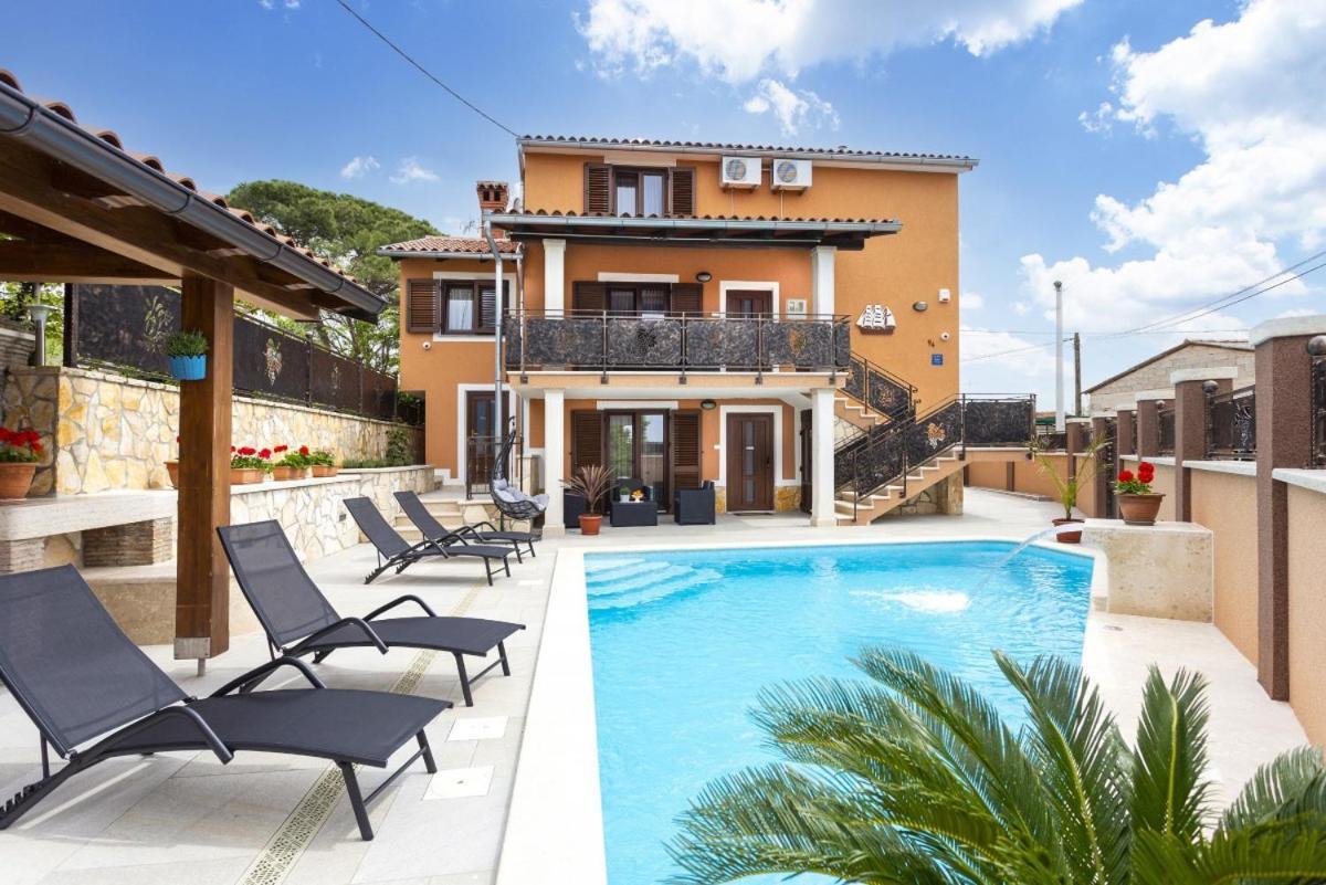 Villa Vita In Porec - Haus Fuer 6-8 Personen Kaštelir Kültér fotó